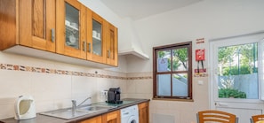 Kühlschrank, Mikrowelle, Herdplatte, Wasserkocher mit Kaffee-/Teezubehör