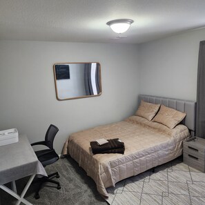 5 bedrooms, iron/ironing board, WiFi, bed sheets - Perfect 6-bedroom house with WiFi in charming Aurora (Aurora)