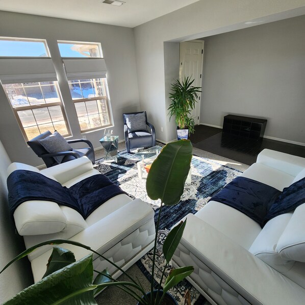 Offices - Perfect 6-bedroom house with WiFi in charming Aurora (Aurora)