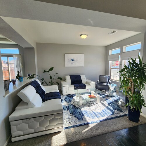 Perfect 6-bedroom house with WiFi in charming Aurora