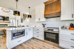 Réfrigérateur, micro-ondes, plaque de cuisson, lave-vaisselle