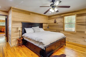 2 bedrooms, iron/ironing board, internet, bed sheets