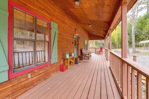 Terrace/patio - Deck & Fire Pit: Waterfront Cabin in Greers Ferry! (Greers Ferry)