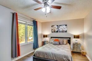 2 bedrooms, desk, iron/ironing board, internet