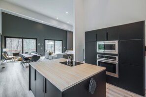 Réfrigérateur, micro-ondes, plaque de cuisson, lave-vaisselle