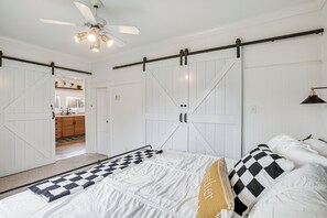 3 bedrooms, desk, Internet, bed sheets