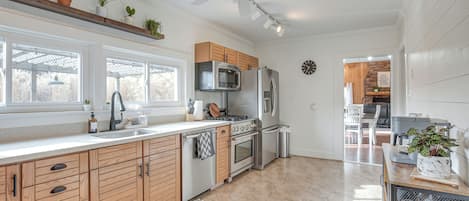 Fridge, microwave, stovetop, dishwasher