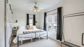 3 bedrooms, desk, internet, bed sheets