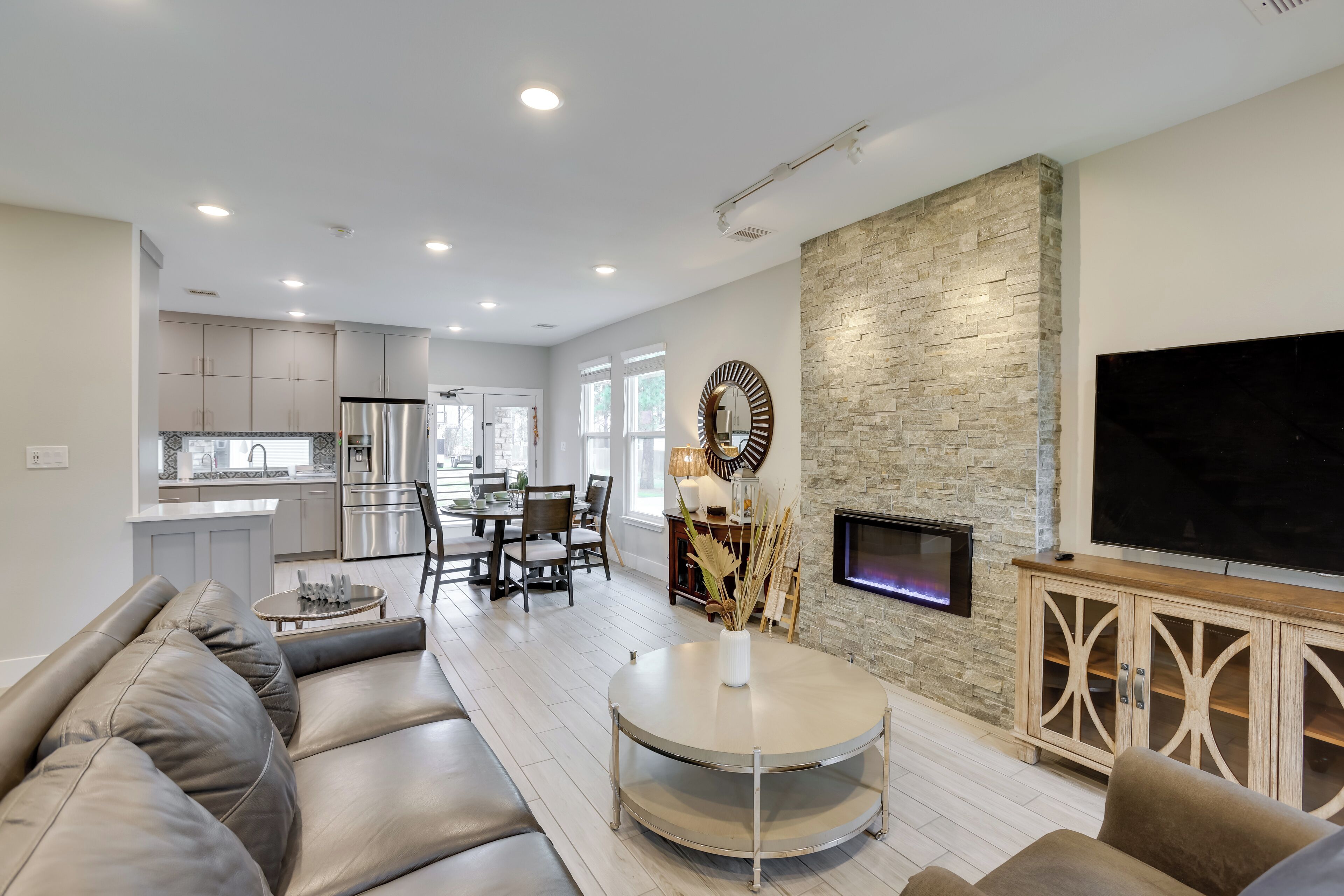 TV, fireplace