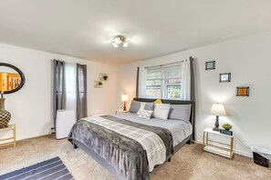 4 bedrooms, iron/ironing board, Internet, bed sheets - Peaceful 1-Acre Parksville Home: Large Deck & Yard (Parksville)