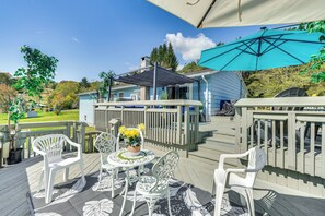 Outdoor dining - Peaceful 1-Acre Parksville Home: Large Deck & Yard (Parksville)