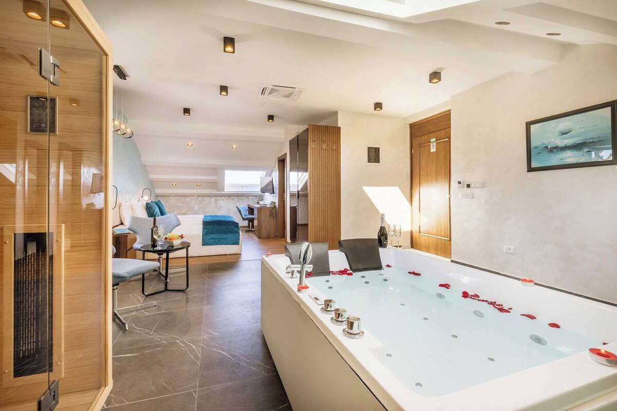 Studio Suite Mewah, pemandangan laut | Minibar, brankas, meja kerja, dan ruang kerja ramah laptop