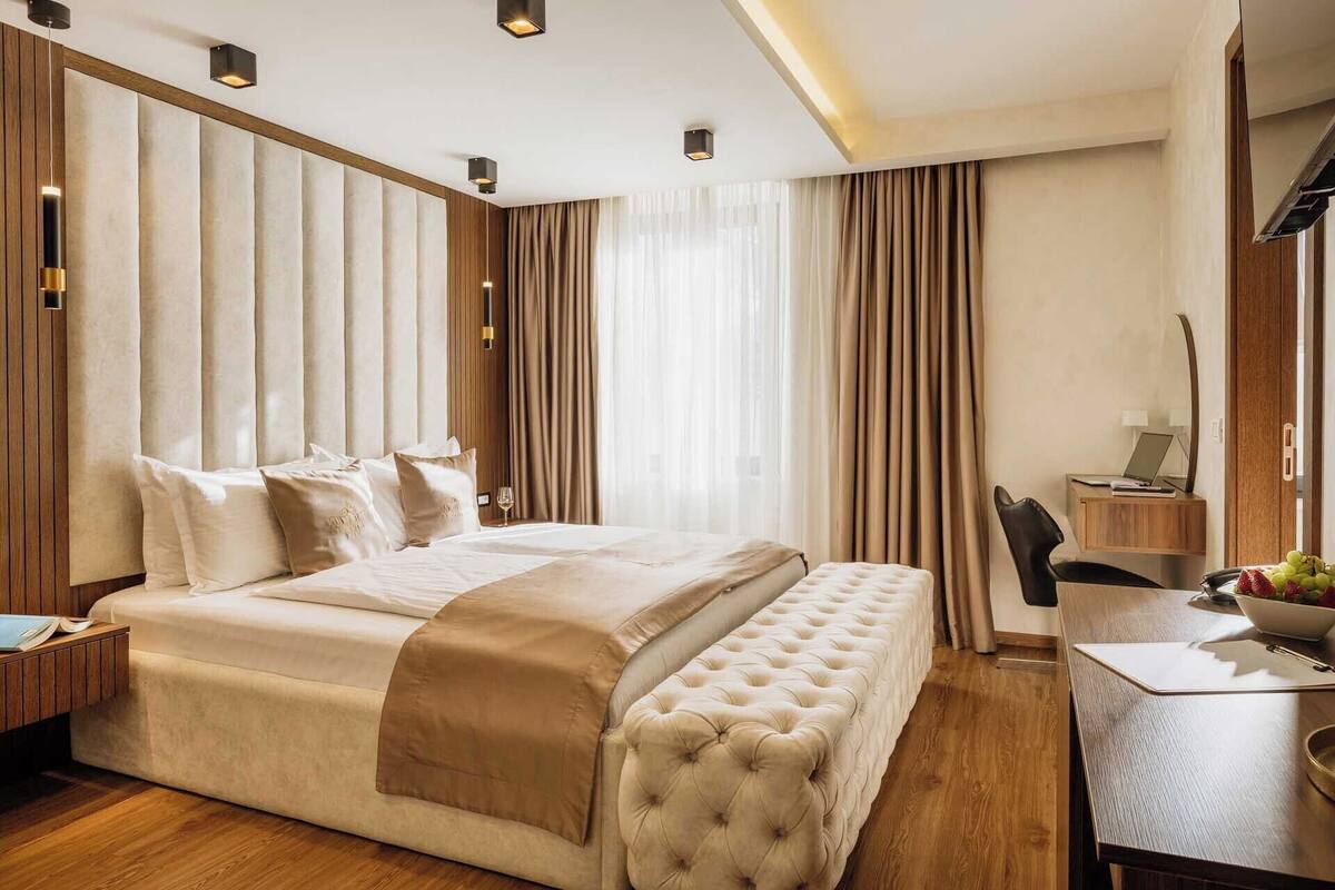 Kamar Double Superior, pemandangan kota | Minibar, brankas, meja kerja, dan ruang kerja ramah laptop