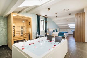 Luksusstudiosviitti, merinäköala | Minibaari, tallelokero huoneessa, työpöytä