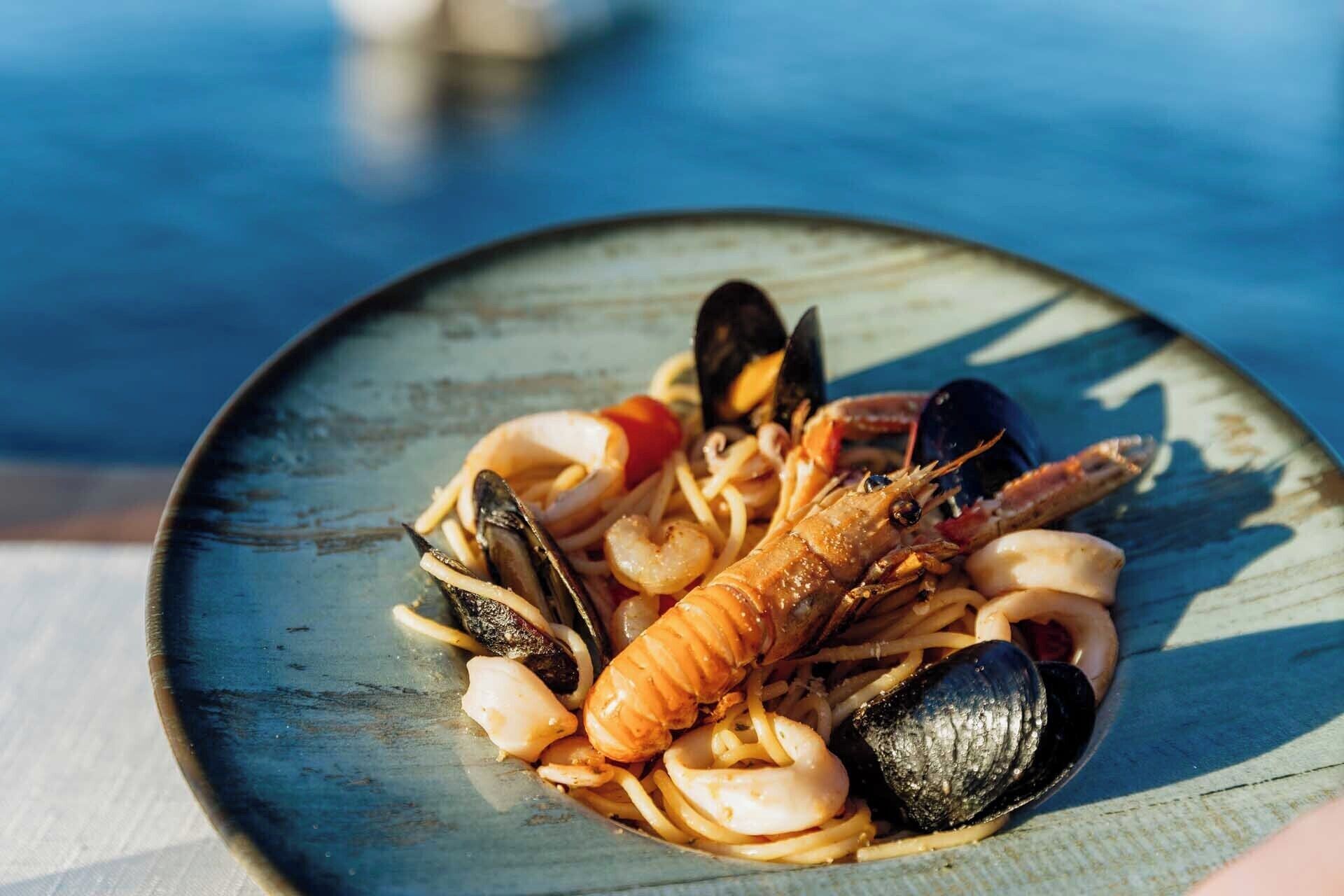 Un plato de mariscos con mejillones, camarones y calamares.