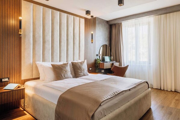 Kahden hengen deluxe-huone, merinäköala | Minibaari, tallelokero huoneessa, työpöytä