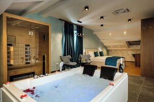 Luxury Studio Suite, Sea View | Minibar, in-room safe, desk, laptop workspace