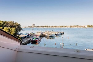 Deluxe Tek Büyük Yataklı Oda, Deniz Manzaralı | Minibar, odada kasa, masa, dizüstü bilgisayar çalışma alanı 
