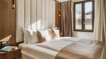 Habitación doble superior, vista a la ciudad | Minibar, caja de seguridad en la habitación y escritorio