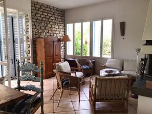 Cheminée, livres, chaßne hi-fi, écrans d'ordinateur