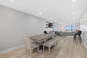 Appart'hôtel Luxe, vue plage | Coin séjour | TV connectée de 65 pouces avec chaînes par câble, Netflix