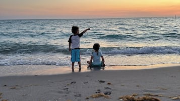 Playa privada, sombrillas, toallas de playa
