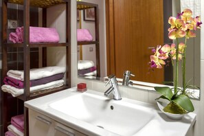 Bathroom - Atico Terraza and Barbacoa Park Guell (Barcelona)
