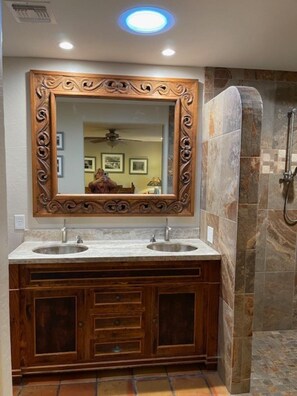 淋浴设施、吹风机、毛巾