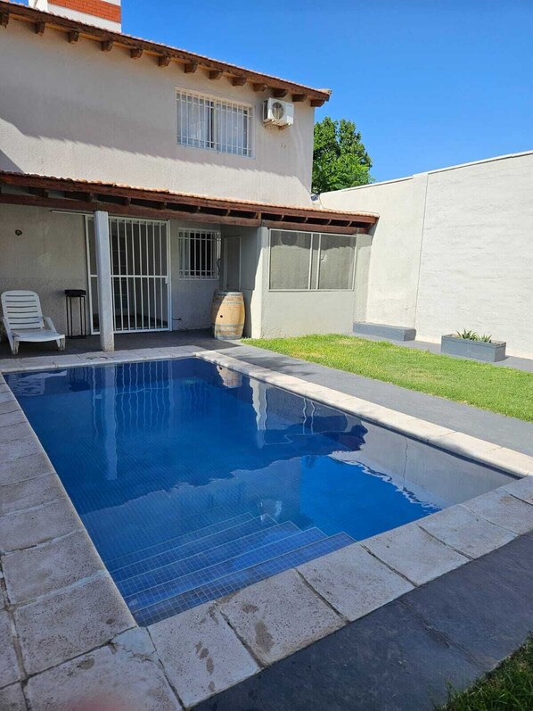 Outdoor pool - House for 10 pax, with swimming pool, a few meters from Parque General San Martin, in the city. (Mendoza)