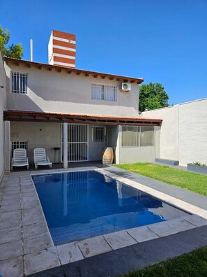Outdoor pool - House for 10 pax, with swimming pool, a few meters from Parque General San Martin, in the city. (Mendoza)