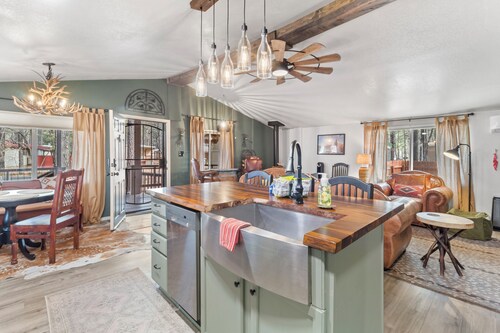 Dog-Friendly Private Pinetop Home / 2 Decks / Blackstone/Fire Pit / Fenced Yard