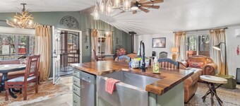 Dog-Friendly Private Pinetop Home / 2 Decks / Blackstone/Fire Pit / Fenced Yard