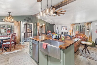 Dog-Friendly Private Pinetop Home / 2 Decks / Blackstone/Fire Pit / Fenced Yard