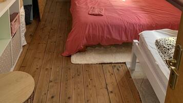 3 bedrooms, desk, iron/ironing board, free WiFi