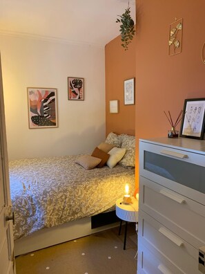 3 bedrooms, desk, iron/ironing board, free WiFi