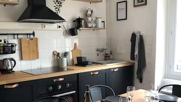 Mikroaaltouuni, liesi, astianpesukone