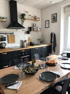 Mikrobølgeovn, kokeplater og oppvaskmaskin