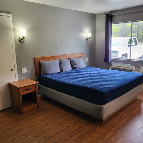 2 queen beds hotel studio 107 Hot tub