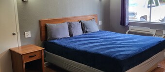 2 queen beds hotel studio 107 Hot tub