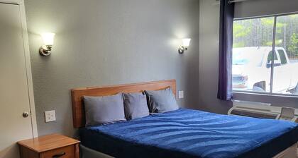 2 queen beds hotel studio 107 Hot tub