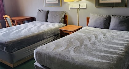 2 queen beds hotel studio 107 Hot tub