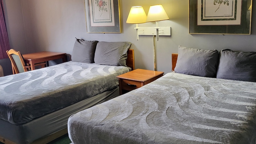 2 queen beds hotel studio 107 Hot tub