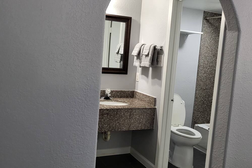 2 queen beds hotel studio 107 Hot tub - Shepherd, TX