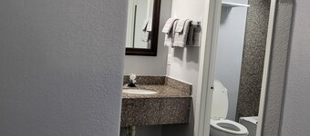 2 queen beds hotel studio 107 Hot tub