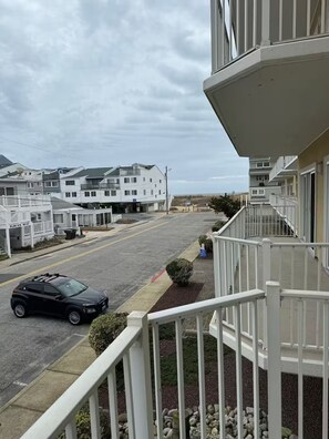 Property grounds - Ocean Block Luxury! 3BR/2BA Condo w/ Pool & Balcony – Sleeps 8, Family Friendly (Ocean City)