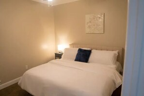 6 bedrooms, iron/ironing board, WiFi, bed sheets - Charming & Clean Dual Apartments in Moss Point (Moss Point)