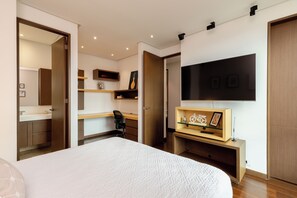 2 Schlafzimmer, Zimmersafe, Schreibtisch, Bügeleisen/Bügelbrett