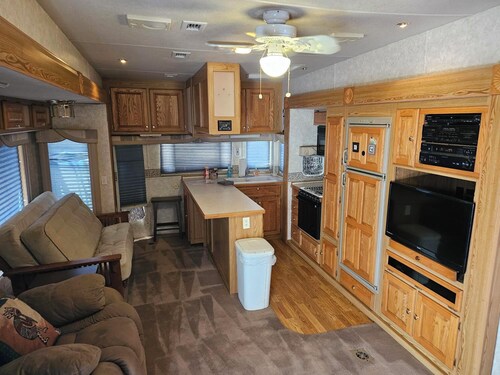 1-bedroom 5th Wheel in Parker w/ WiFi, AC. Enjoy a cozy stay in Cienega Springs