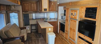 1-bedroom 5th Wheel in Parker w/ WiFi, AC. Enjoy a cozy stay in Cienega Springs