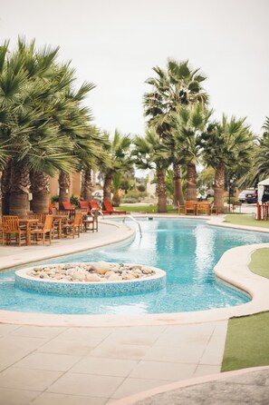 Outdoor pool, sun loungers - HOTEL SERENA SUITE (La Serena)